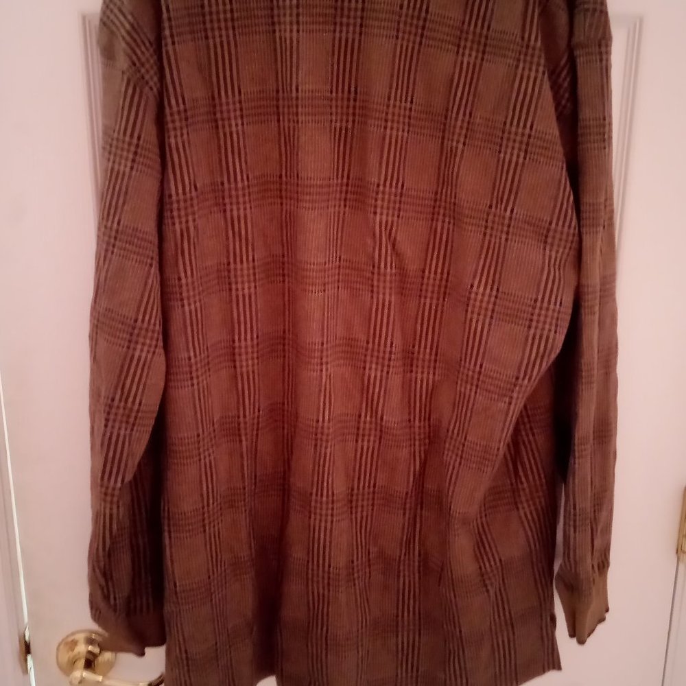 Long sleeve heavy fabric Alexander Jillian long sleeve shirt.